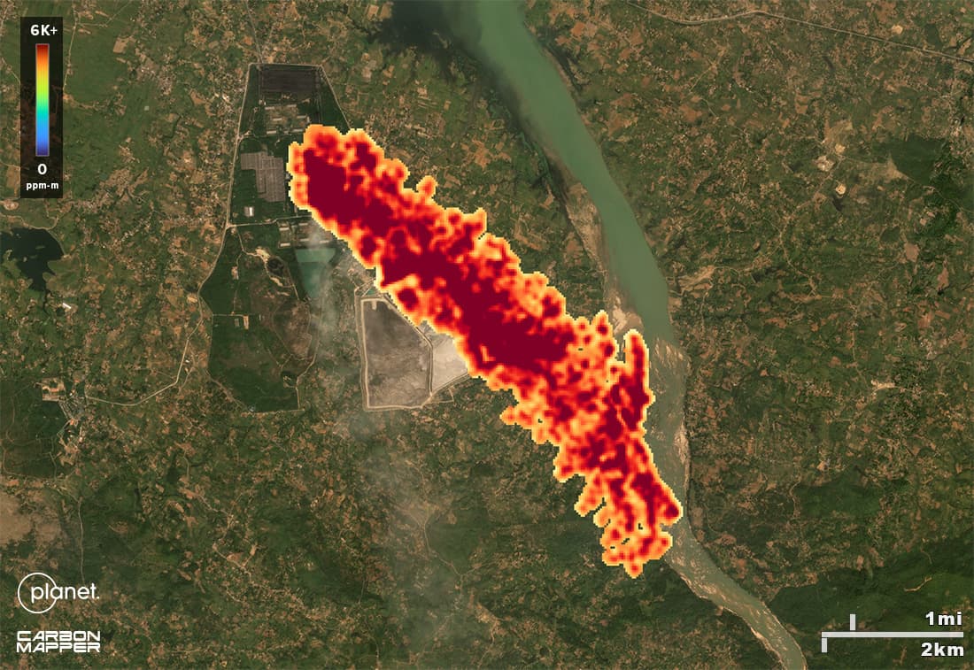 On the background of a satellite image, a carbon dioxide plume can be seen at an electricity generation site in India. The plume is colored with a gradient that matches the intensity of its carbon dioxide emissions.
